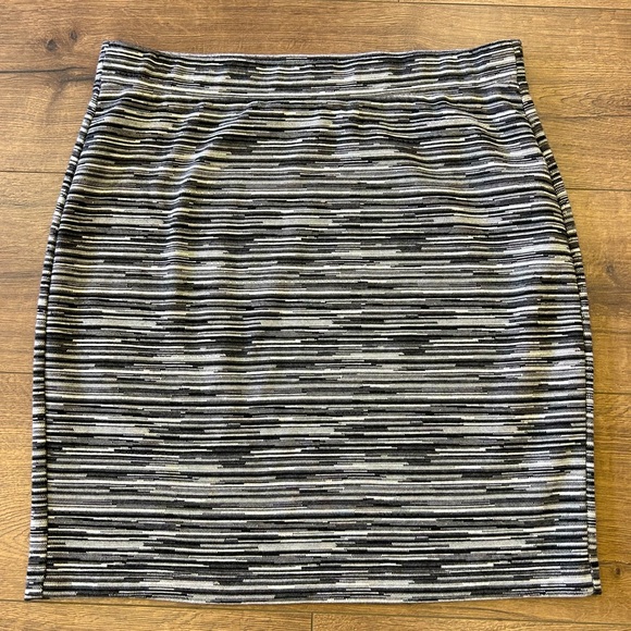 LOFT BY ANN TYLOR  BLACK AND WHITE STRIPED SKIRT IN SIZE MEDIUM - Picture 2 of 7
